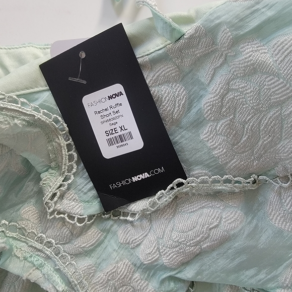 FASHION NOVA Shorts + Top set - Picture 2 of 5